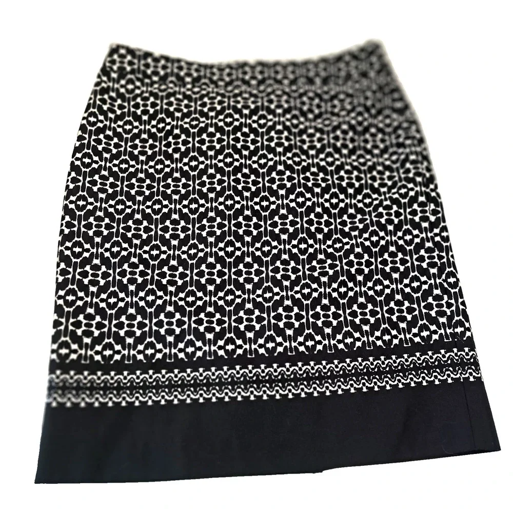 Lot of 2 Van Heusen‎ Studio Pencil Skirts Woman's 8 Geometric / City Zip Cotton